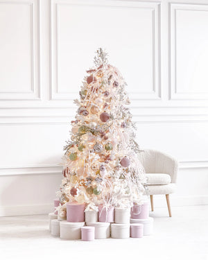 Декорирана изкуствена коледна елха Courchevel Rosé Premium — 180 см — цялата бяла композиция с пастелна украса