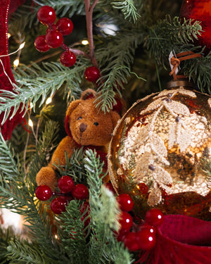 Декорирана изкуствена коледна елха Zermatt Teddy Premium — 180 см — детайл на плюшените мечета и топките