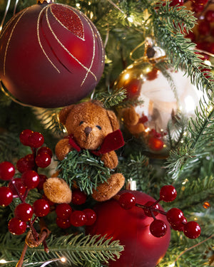 Декорирана изкуствена коледна елха Zermatt Teddy Premium — 180 см — детайл на плюшените мечета и топките