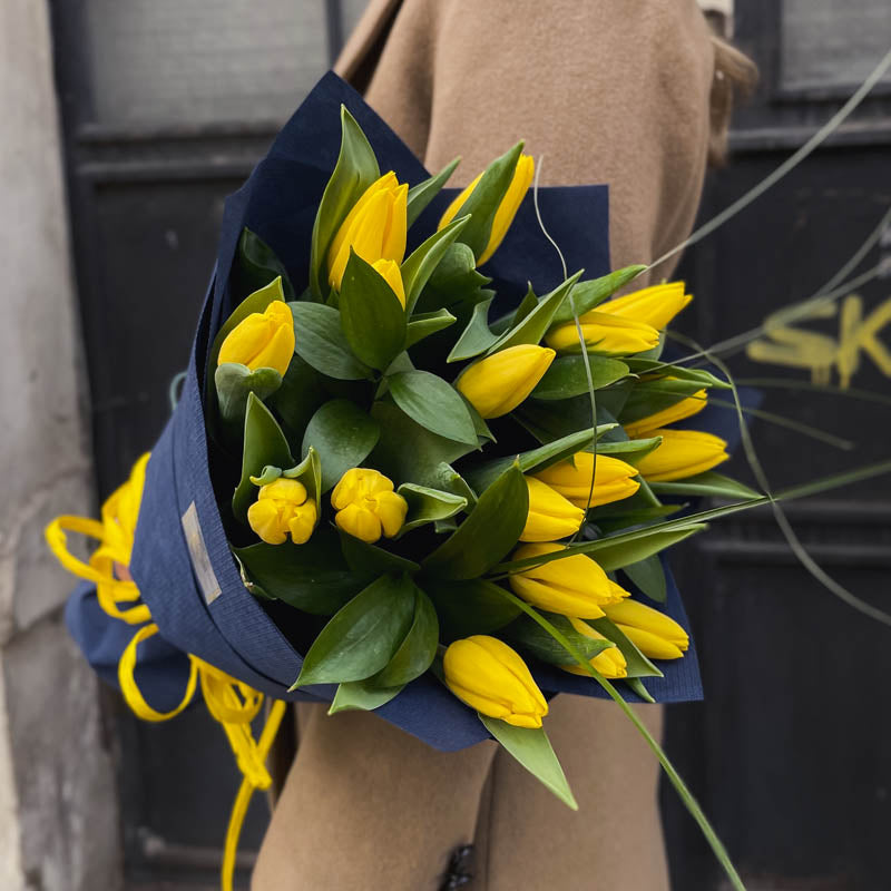 Букет от жълти лалета No. 012 - Красив букет от 15 слънчевo-жълти лалета в синя опаковка, доставка в София, снимка 2