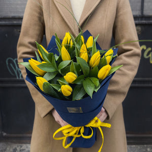 Букет от жълти лалета No. 012 - Красив букет от 15 слънчевo-жълти лалета в синя опаковка, доставка в София