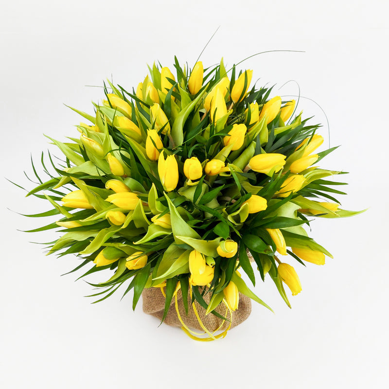 Букет от 51 жълти лалета в зебло No. 013 - Букет от 51 жълти лалета в зебло от свежи цветя, доставка в София, снимка 2