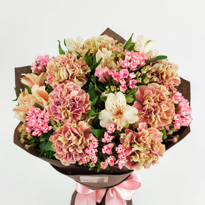 Букет от розови карамфили и алстромерии No. 026 - Букет от розови карамфили и алстромерии от свежи цветя, доставка в София