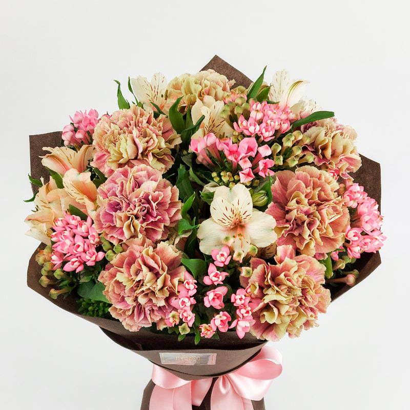 Букет от розови карамфили и алстромерии No. 026 - Букет от розови карамфили и алстромерии от свежи цветя, доставка в София