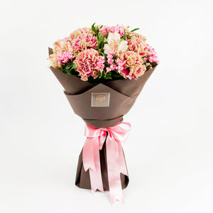 Букет от розови карамфили и алстромерии No. 026 - Букет от розови карамфили и алстромерии от свежи цветя, доставка в София