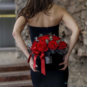 Кутия с червени рози No. 039 - Изключително стилна черна кутия, аранжирана с прекрасни червени рози, доставка в София
