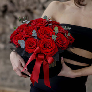 Кутия с червени рози No. 039 - Изключително стилна черна кутия, аранжирана с прекрасни червени рози, доставка в София