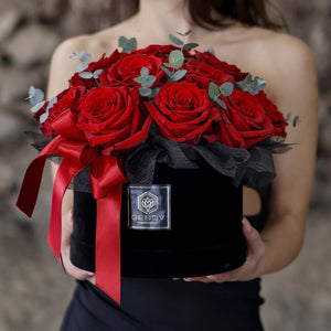 Кутия с червени рози No. 039 - Изключително стилна черна кутия, аранжирана с прекрасни червени рози, доставка в София