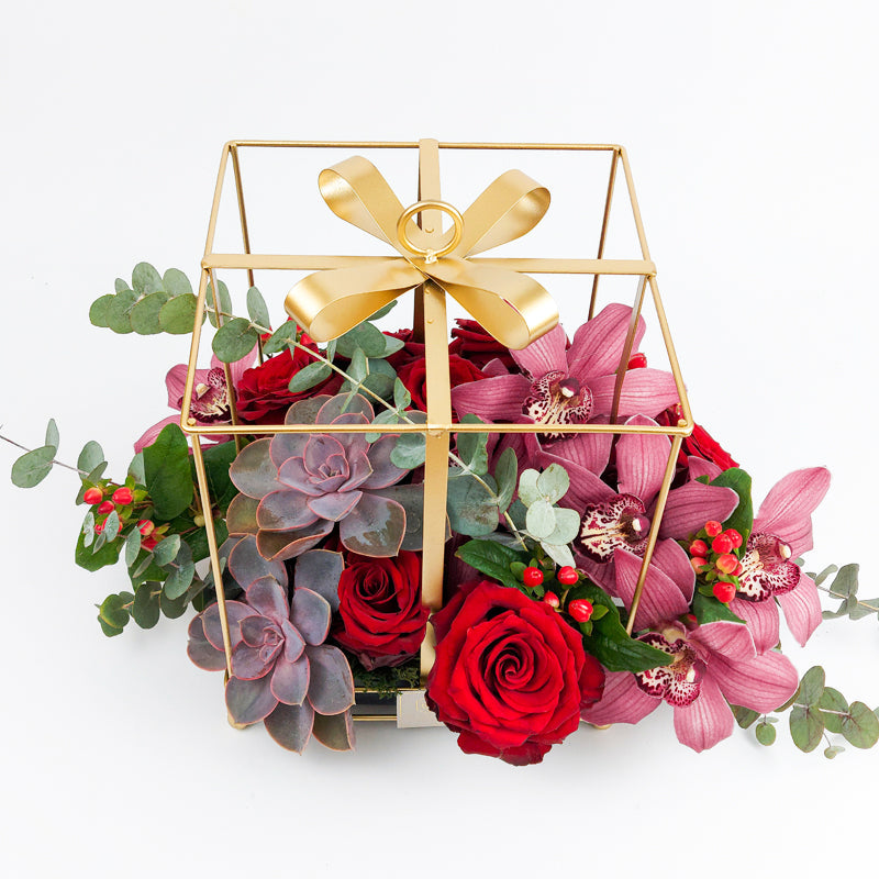 Аранжировка с червени рози и сукуленти No. 055 - Кутия с цветя: Аранжировка с червени рози и сукуленти, доставка в София