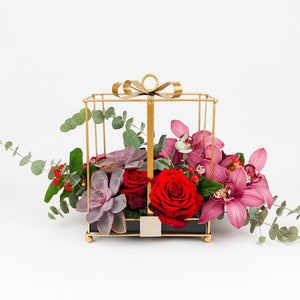 Аранжировка с червени рози и сукуленти No. 055 - Кутия с цветя: Аранжировка с червени рози и сукуленти, доставка в София