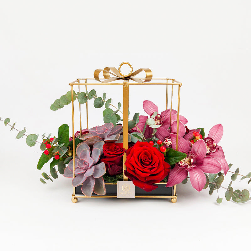 Аранжировка с червени рози и сукуленти No. 055 - Кутия с цветя: Аранжировка с червени рози и сукуленти, доставка в София