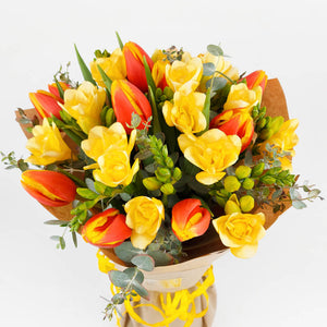 Пролетен букет от оранжеви лалета и жълти фрезии Nо. 081 - Пролетен букет от оранжеви лалета и жълти фрезии от свежи цветя