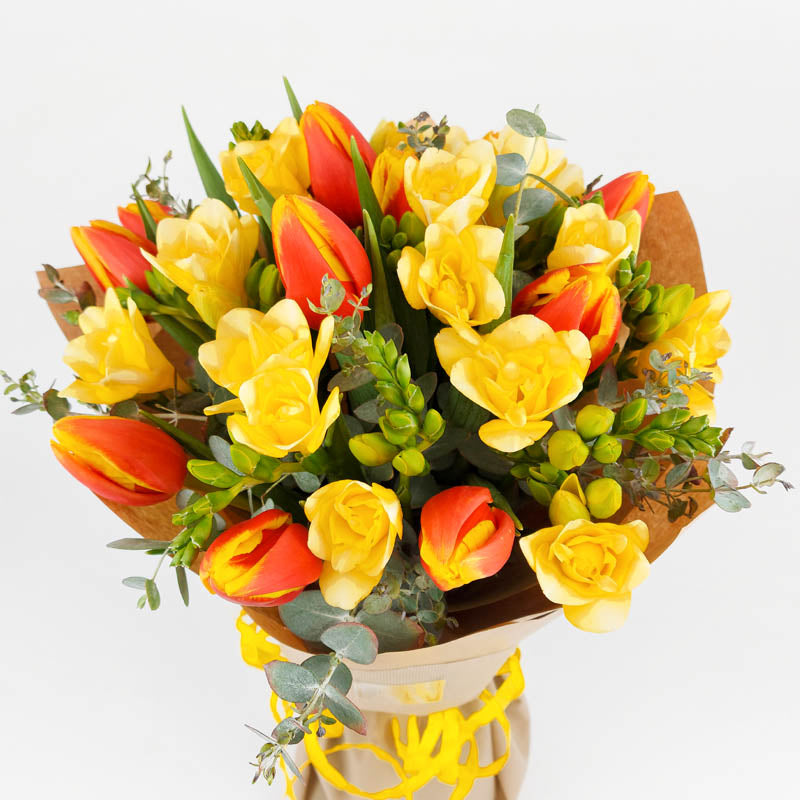 Пролетен букет от оранжеви лалета и жълти фрезии Nо. 081 - Пролетен букет от оранжеви лалета и жълти фрезии от свежи цветя