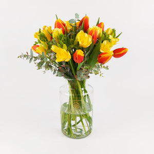 Пролетен букет от оранжеви лалета и жълти фрезии Nо. 081 - Пролетен букет от оранжеви лалета и жълти фрезии от свежи цветя