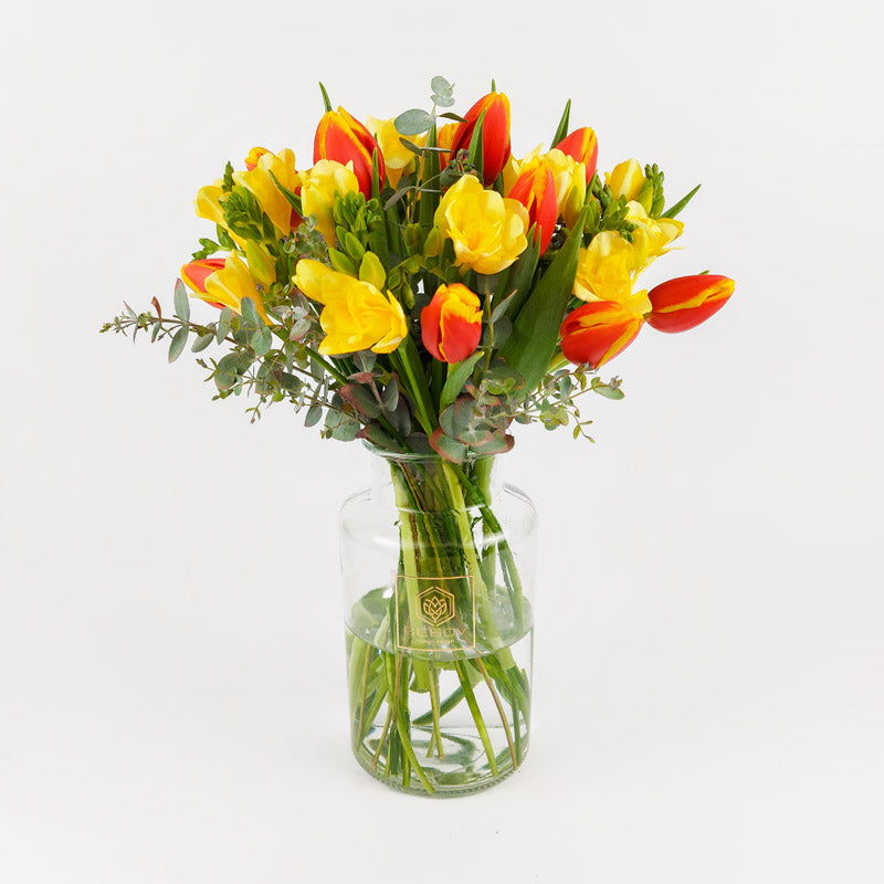 Пролетен букет от оранжеви лалета и жълти фрезии Nо. 081 - Пролетен букет от оранжеви лалета и жълти фрезии от свежи цветя