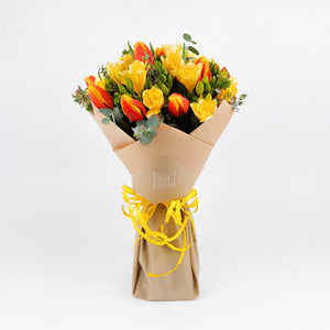 Пролетен букет от оранжеви лалета и жълти фрезии Nо. 081 - Пролетен букет от оранжеви лалета и жълти фрезии от свежи цветя