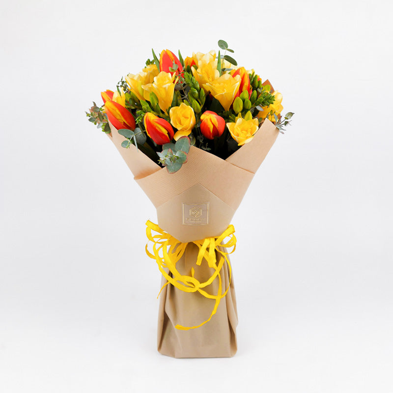 Пролетен букет от оранжеви лалета и жълти фрезии Nо. 081 - Пролетен букет от оранжеви лалета и жълти фрезии от свежи цветя