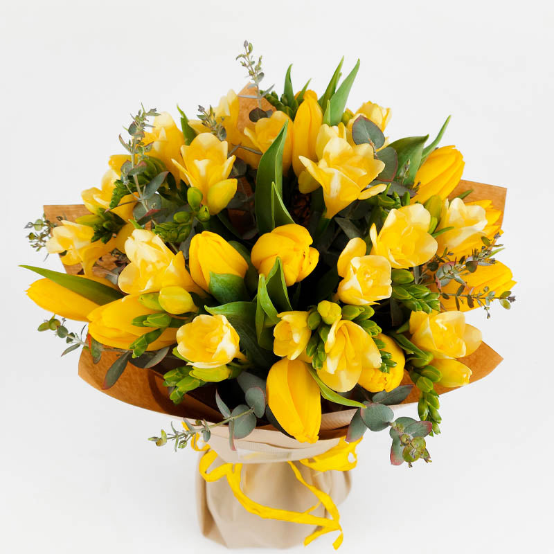Пролетен букет от жълти лалета и фрезии No. 082 - Пролетен букет от жълти лалета и фрезии от свежи цветя, доставка в София