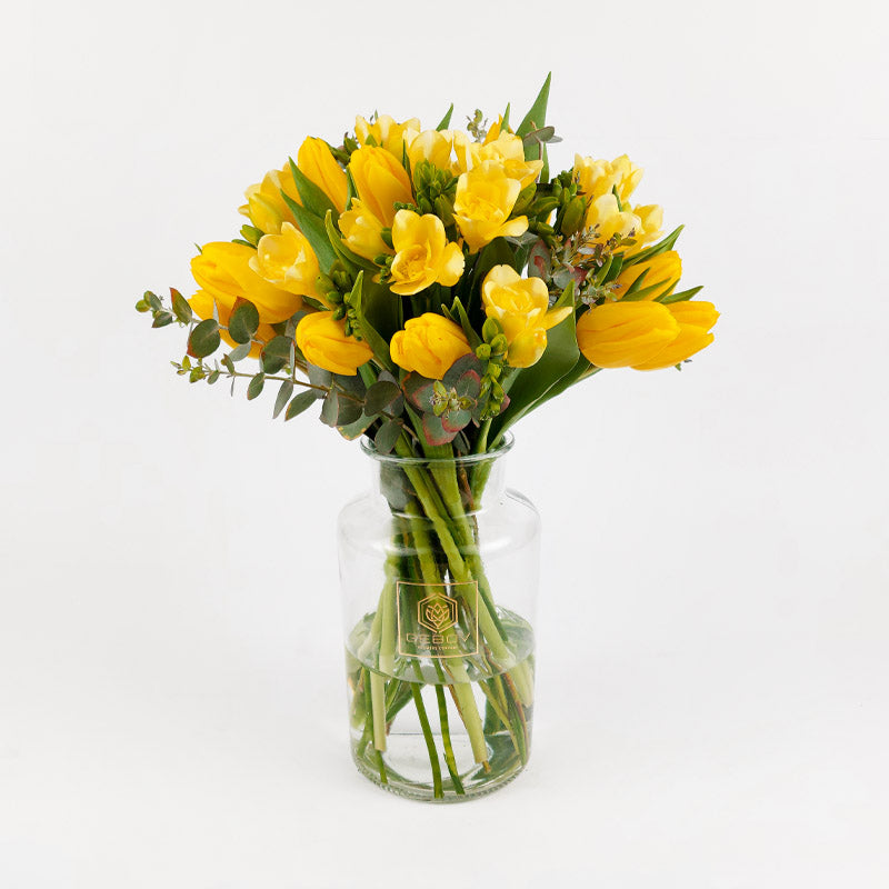 Пролетен букет от жълти лалета и фрезии No. 082 - Пролетен букет от жълти лалета и фрезии от свежи цветя, доставка в София