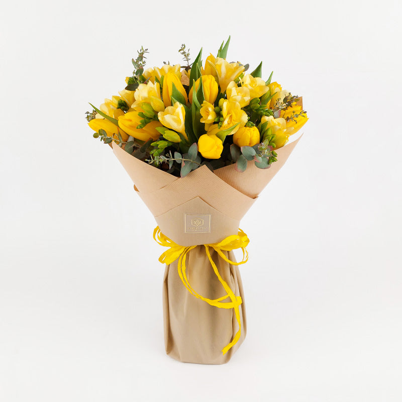 Пролетен букет от жълти лалета и фрезии No. 082 - Пролетен букет от жълти лалета и фрезии от свежи цветя, доставка в София