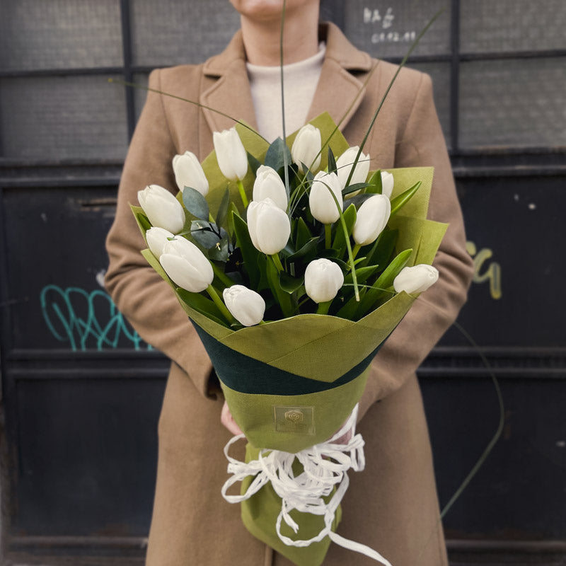 Букет от бели лалета No. 09 - Стилен и нежен букет от 15 бели лалета в красива опаковка, доставка в София