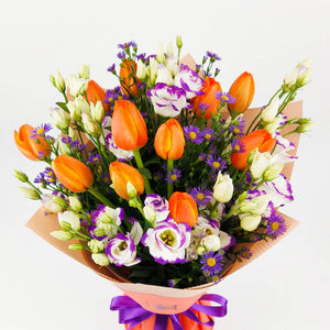 Букет от оранжеви лалета и еустоми No. 091 - Букет от оранжеви лалета и еустоми от свежи цветя, доставка в София, снимка 2