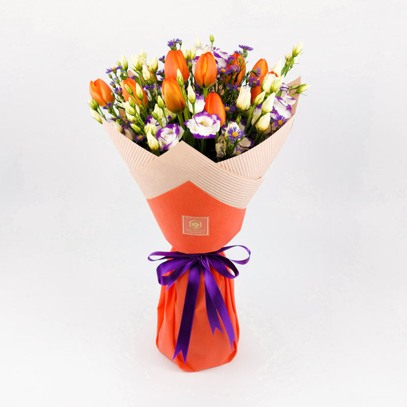 Букет от оранжеви лалета и еустоми No. 091 - Букет от оранжеви лалета и еустоми от свежи цветя, доставка в София
