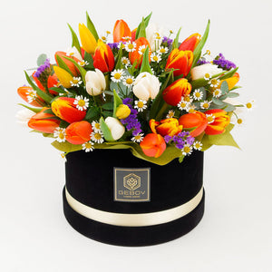 Kутия с микс лалета No. 098 - Кутия с микс лалета в елегантна цветна аранжировка, доставка в София