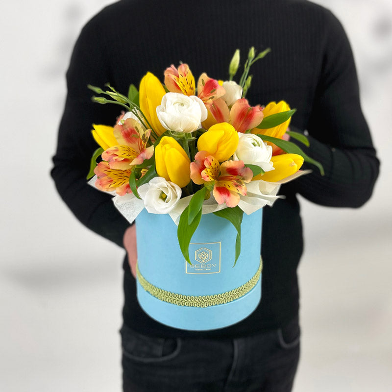 Кутия с цветя Бле No. 169 - Кутия с цветя Бле в елегантна цветна аранжировка, доставка в София