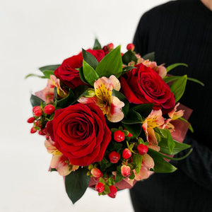 Кутия Ния No. 187 - Чаровна кутия с рози, алстромерии и сеонна зеленина, доставка в София, снимка 2