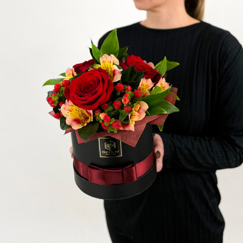 Кутия Ния No. 187 - Чаровна кутия с рози, алстромерии и сеонна зеленина, доставка в София