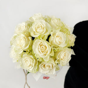 Кутия с бели рози Тита No. 190 - Изключително стилна кутия, аранжирана с прекрасни бели рози, доставка в София, снимка 3