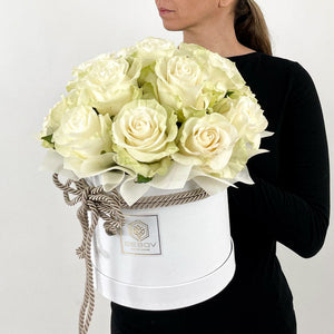 Кутия с бели рози Тита No. 190 - Изключително стилна кутия, аранжирана с прекрасни бели рози, доставка в София, снимка 2