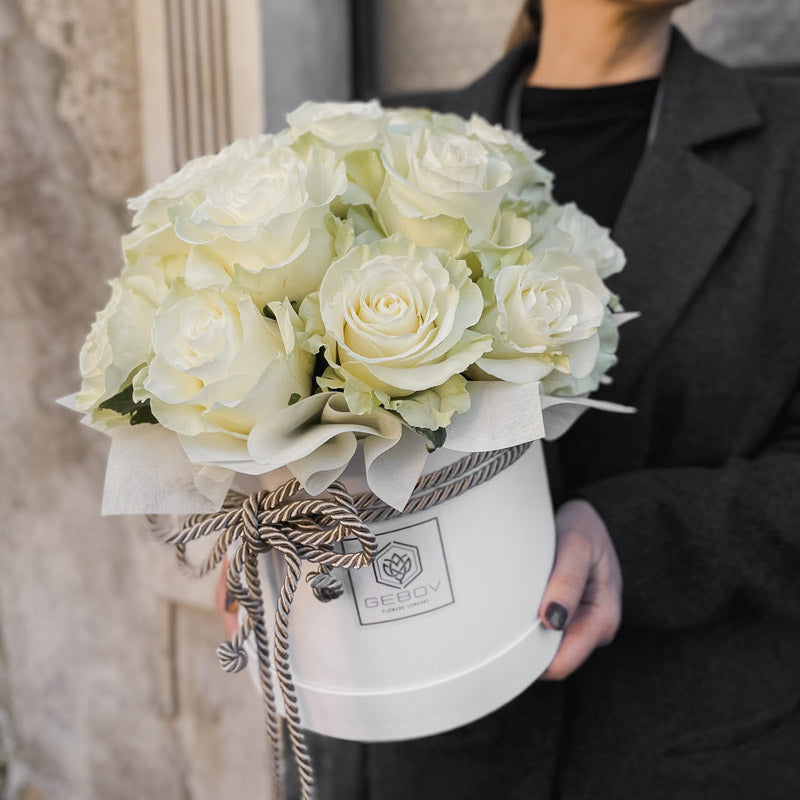 Кутия с бели рози Тита No. 190 - Изключително стилна кутия, аранжирана с прекрасни бели рози, доставка в София