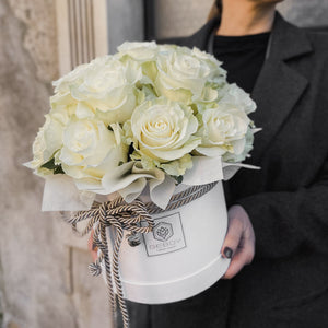 Кутия с бели рози Тита No. 190 - Изключително стилна кутия, аранжирана с прекрасни бели рози, доставка в София