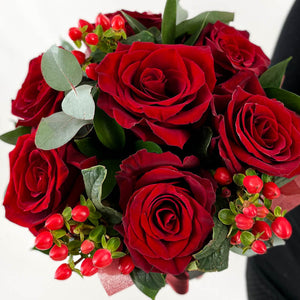 Кутия с червени рози Елиа No. 193 - Великолепна черна кутия, аранжирана с уникални червени рози рози, доставка в София