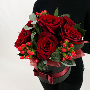Кутия с червени рози Елиа No. 193 - Великолепна черна кутия, аранжирана с уникални червени рози рози, доставка в София