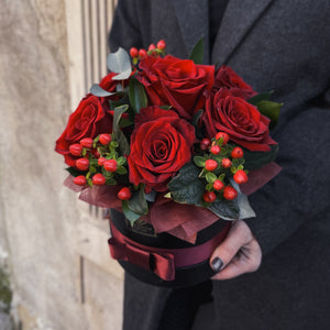 Кутия с червени рози Елиа No. 193 - Великолепна черна кутия, аранжирана с уникални червени рози рози, доставка в София
