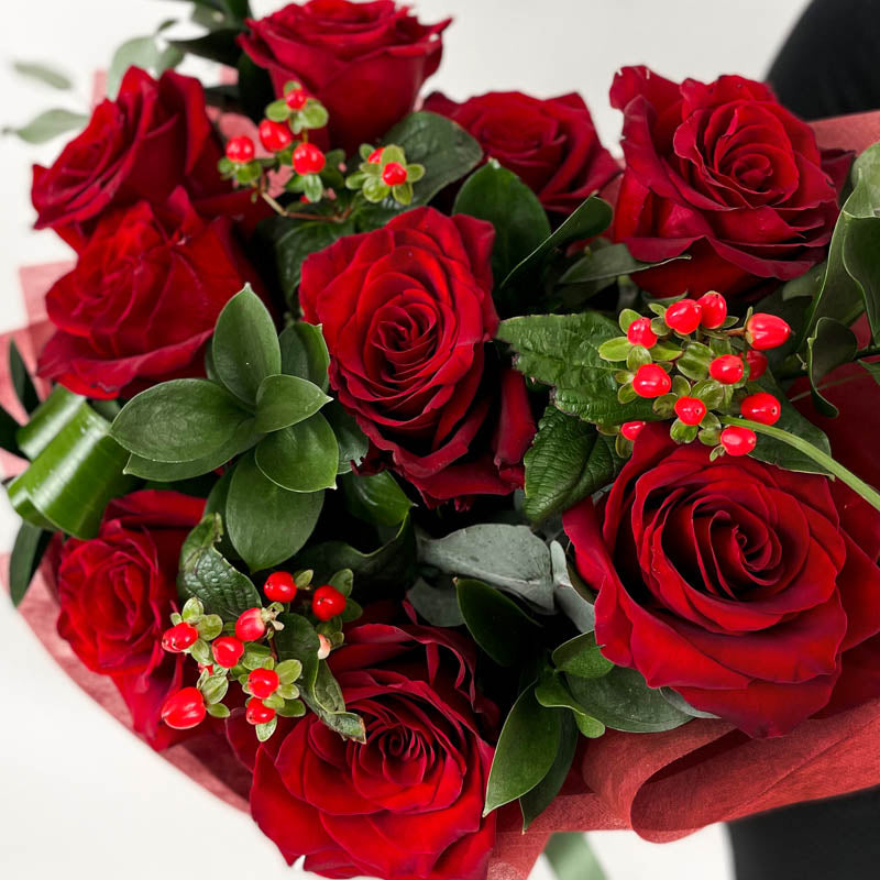 Букет от червени рози Лола No. 195 - Прекрасен букет от червени рози и сезонна зеленина, в стилна опковка, доставка в София