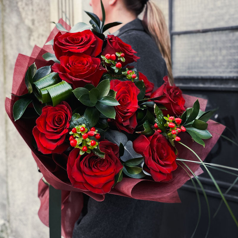 Букет от червени рози Лола No. 195 - Прекрасен букет от червени рози и сезонна зеленина, в стилна опковка, доставка в София