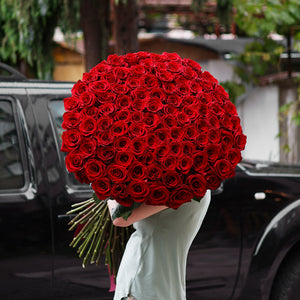 Букет от 101 червени рози No. 198 - Възхитителен букет от 101 уникални червени рози, изработен с много, доставка в София