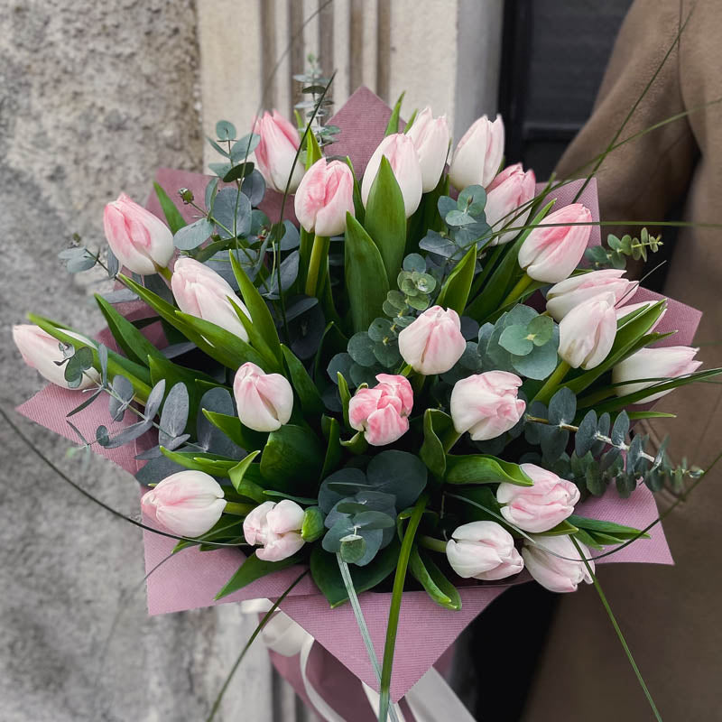 Букет от 25 розови лалета No. 201 - Изключително стилен пролетен букет от 25 розови лалета, доставка в София, снимка 2