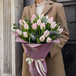 Букет от 25 розови лалета No. 201 - Изключително стилен пролетен букет от 25 розови лалета, доставка в София