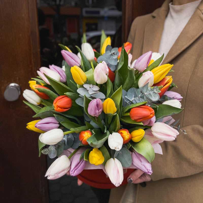 Кутия с 51 лалета No. 206 - Кутия с 51 лалета в елегантна цветна аранжировка, доставка в София, снимка 2