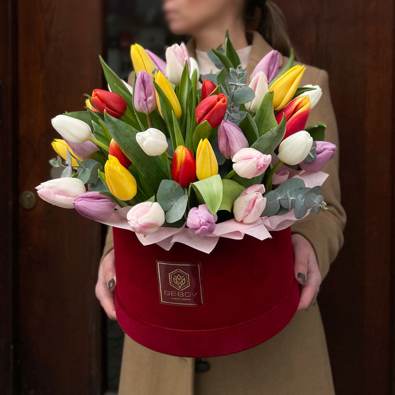 Кутия с 51 лалета No. 206 - Кутия с 51 лалета в елегантна цветна аранжировка, доставка в София