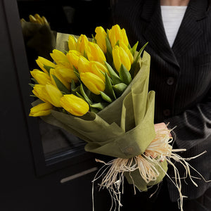Букет от жълти лалета Емили No. 236 - Прекрасен пролетен букет от 23 жълти лалета в стилна зелена опаковка, доставка в София