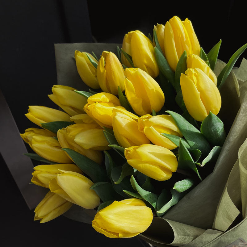 Букет от жълти лалета Емили No. 236 - Прекрасен пролетен букет от 23 жълти лалета в стилна зелена опаковка, доставка в София
