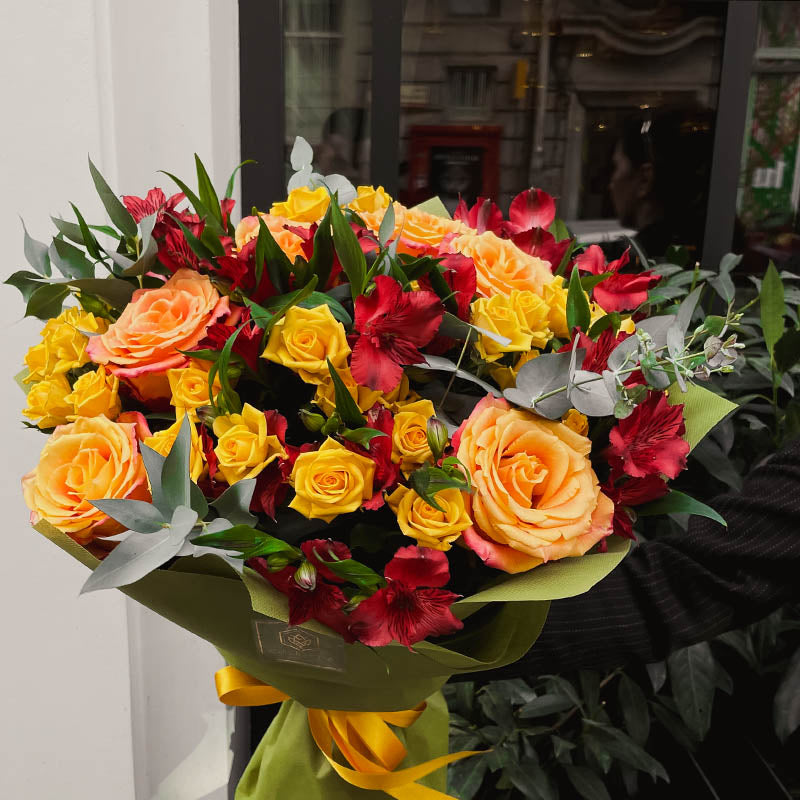 Букет Синтия No. 238 - Великолепен цветен букет с микс от свежи цветя, доставка в София, снимка 3