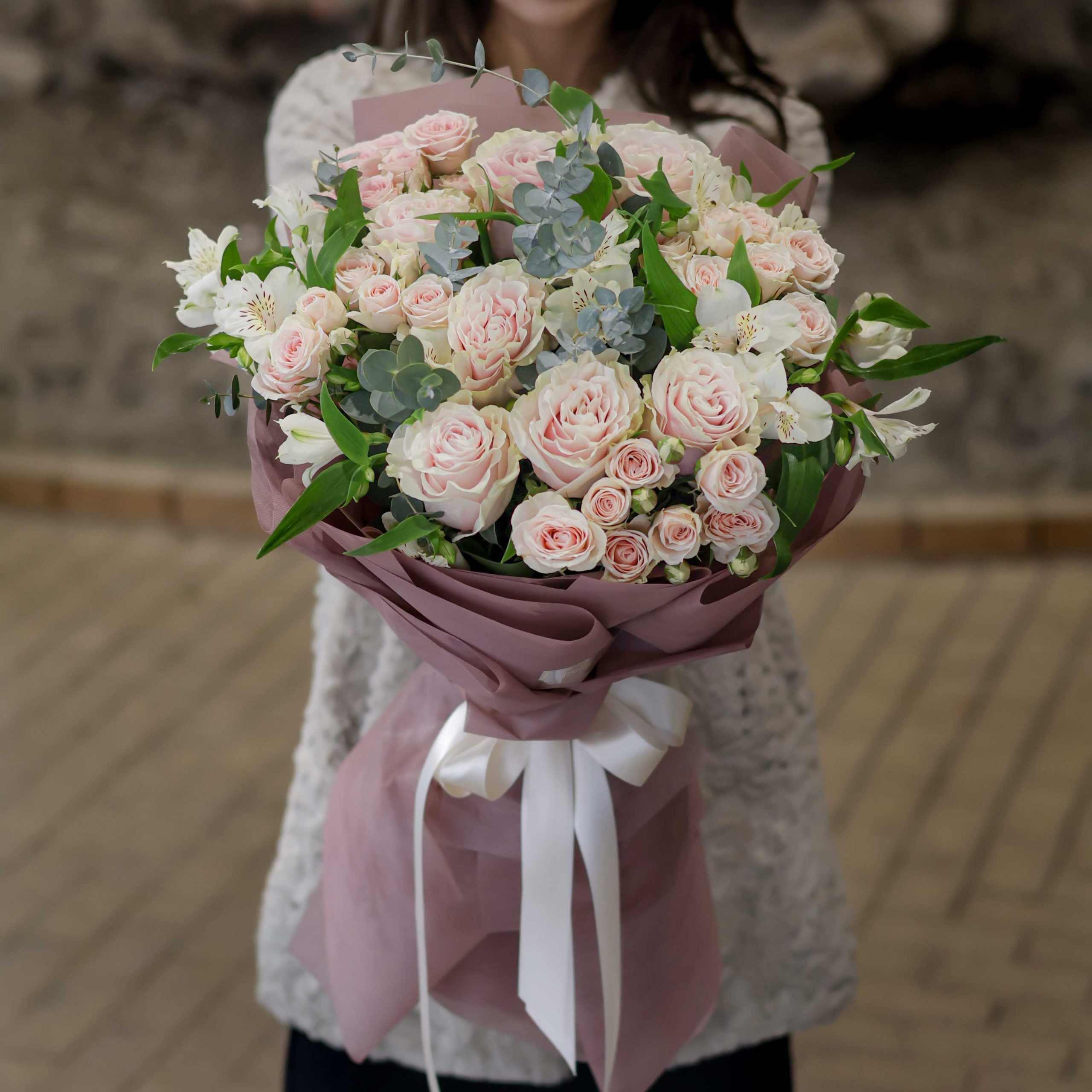 Букет Малена No. 239 - Изключително стилен и нежен букет с микс от рози и евкалипт, доставка в София