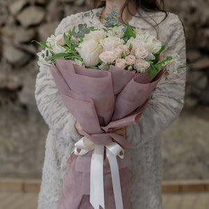 Букет Малена No. 239 - Изключително стилен и нежен букет с микс от рози и евкалипт, доставка в София, снимка 2